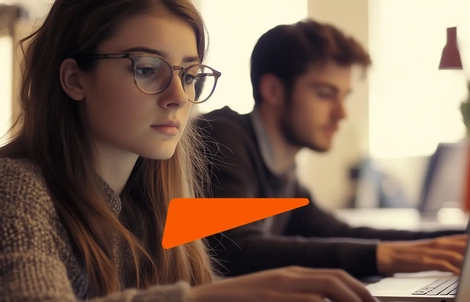 Persona utilizando la plataforma DILO-YA en una laptop