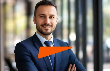 Joven utilizando la plataforma DILO-YA en su teléfono móvil